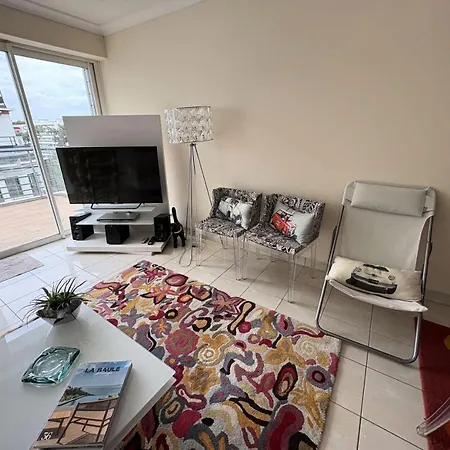 Laetitia - - Et Commerces Mae-9563